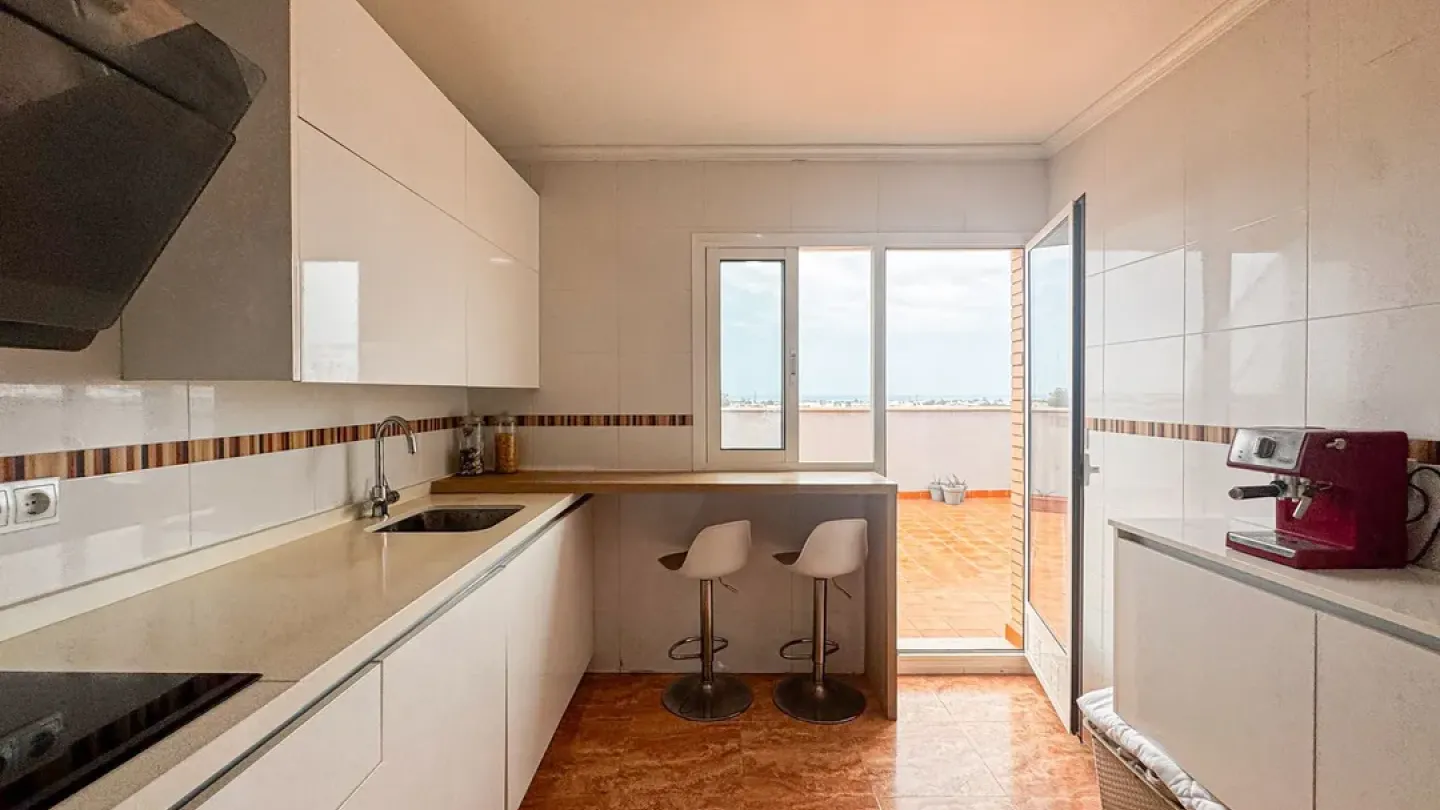 Spacious Almería Penthouse with Large Terrace & Ocean Views - Image 4