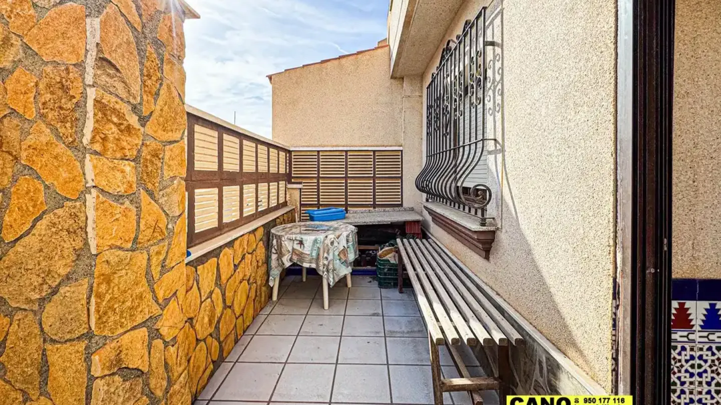Spacious 4-Bedroom Dúplex Apartment in Prime Aguadulce Location - Image 3