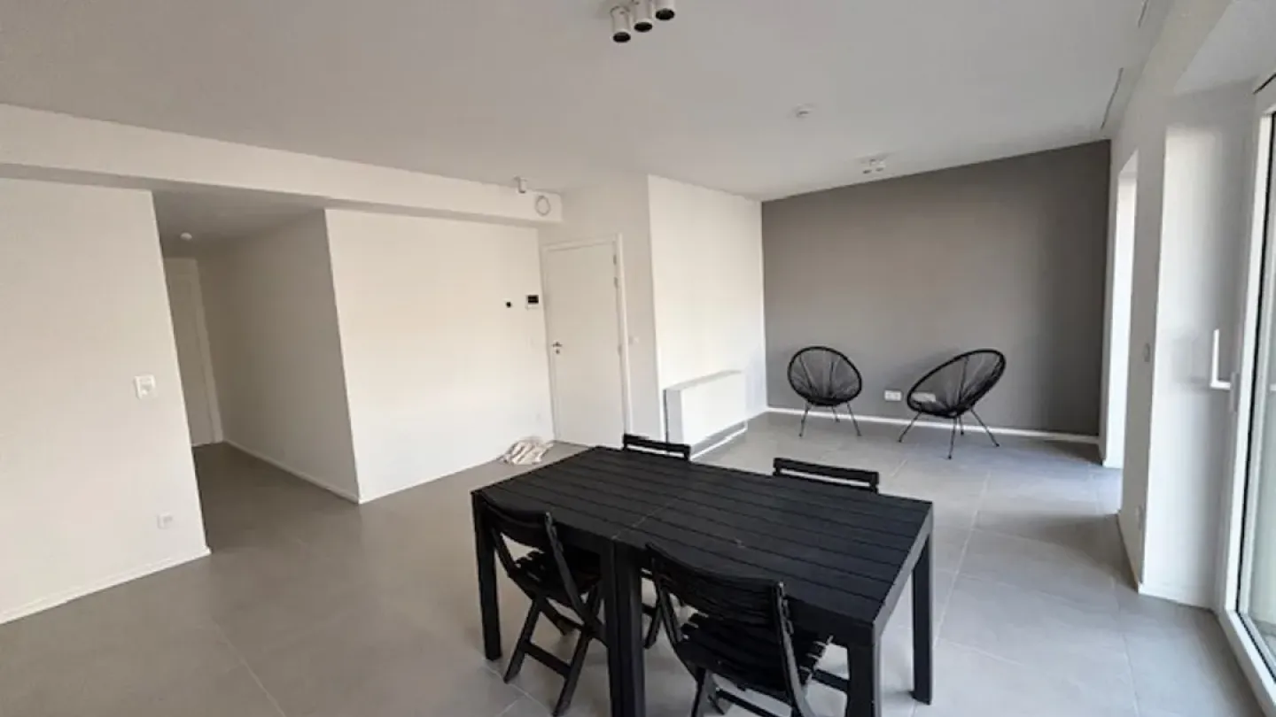 Spacious 2-Bedroom Apartment with Terrace in Mons, Belgium - Image 4