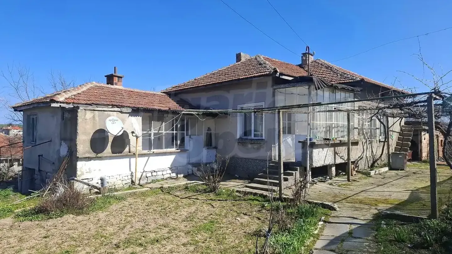 Spacious House with Garden, Well &amp; Building Near Elhovo - Image 3