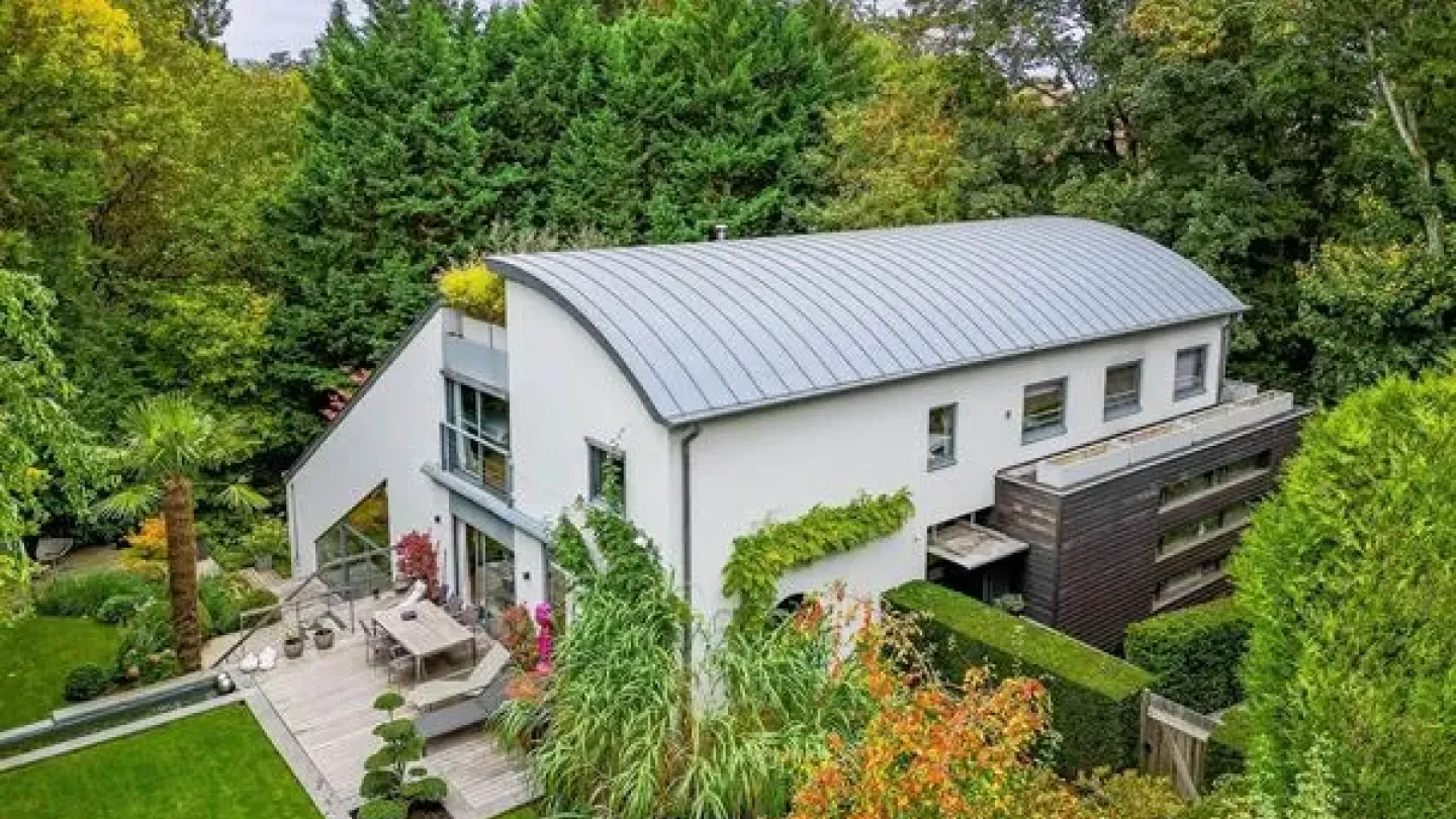 Spacious Architect-Designed House with Private Garden in Ukkel - Image 1