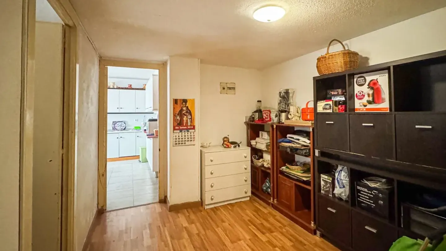 Spacious 4-Bedroom Apartment with Garage in Almería, Spain - Image 1