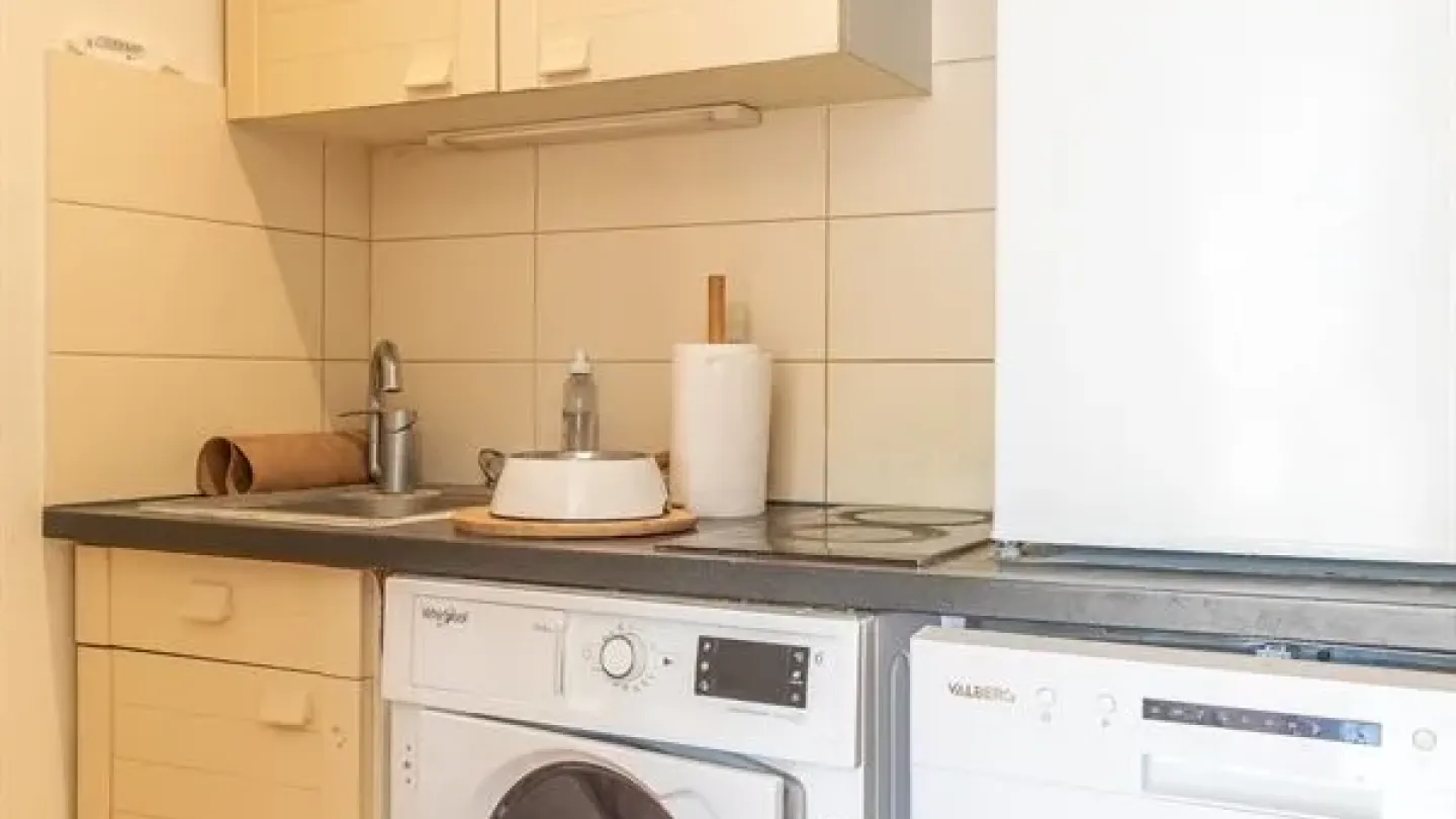 Bright Terrace Apartment in Uccle, Near Bois de la Cambre – 39m2 - Image 2
