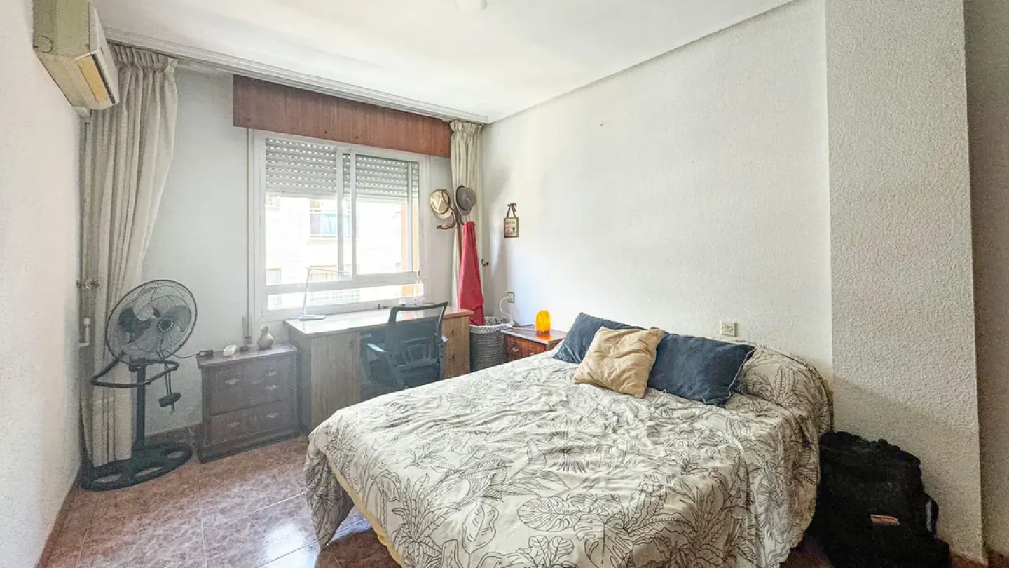 Spacious 4 Bedroom Apartment with Garage in Almería, Spain - Image 2