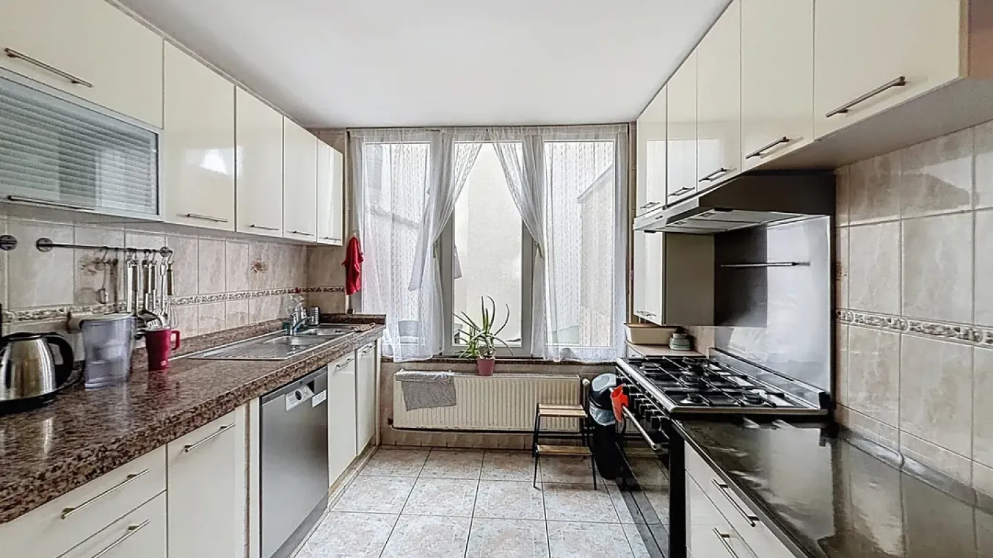 Schaerbeek Master House: 6 Bedrooms, 3 Bathrooms, Investment Potential - Image 3