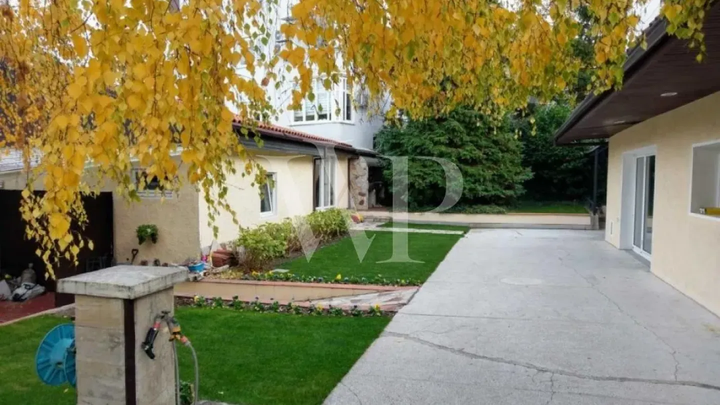 Spacious House with Garden & Gym Near Belgrade - Perfect Family Home - Image 2