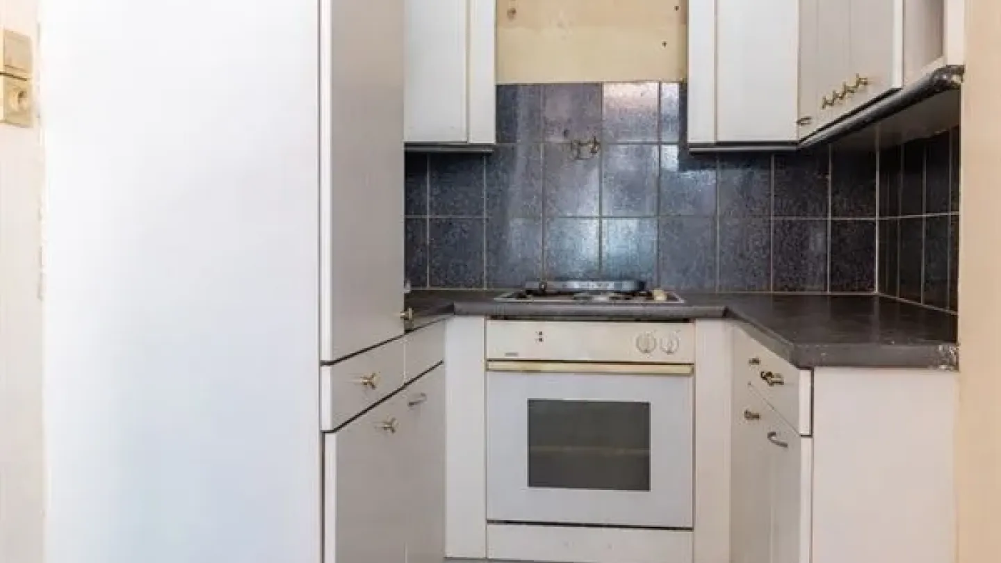 Bright 1-Bedroom Apartment Near Wolvendael Park - Renovation Potential - Image 4