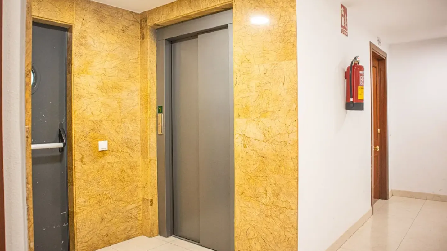 Spacious 3-Bedroom Apartment with Garden in Roquetas de Mar - Image 1