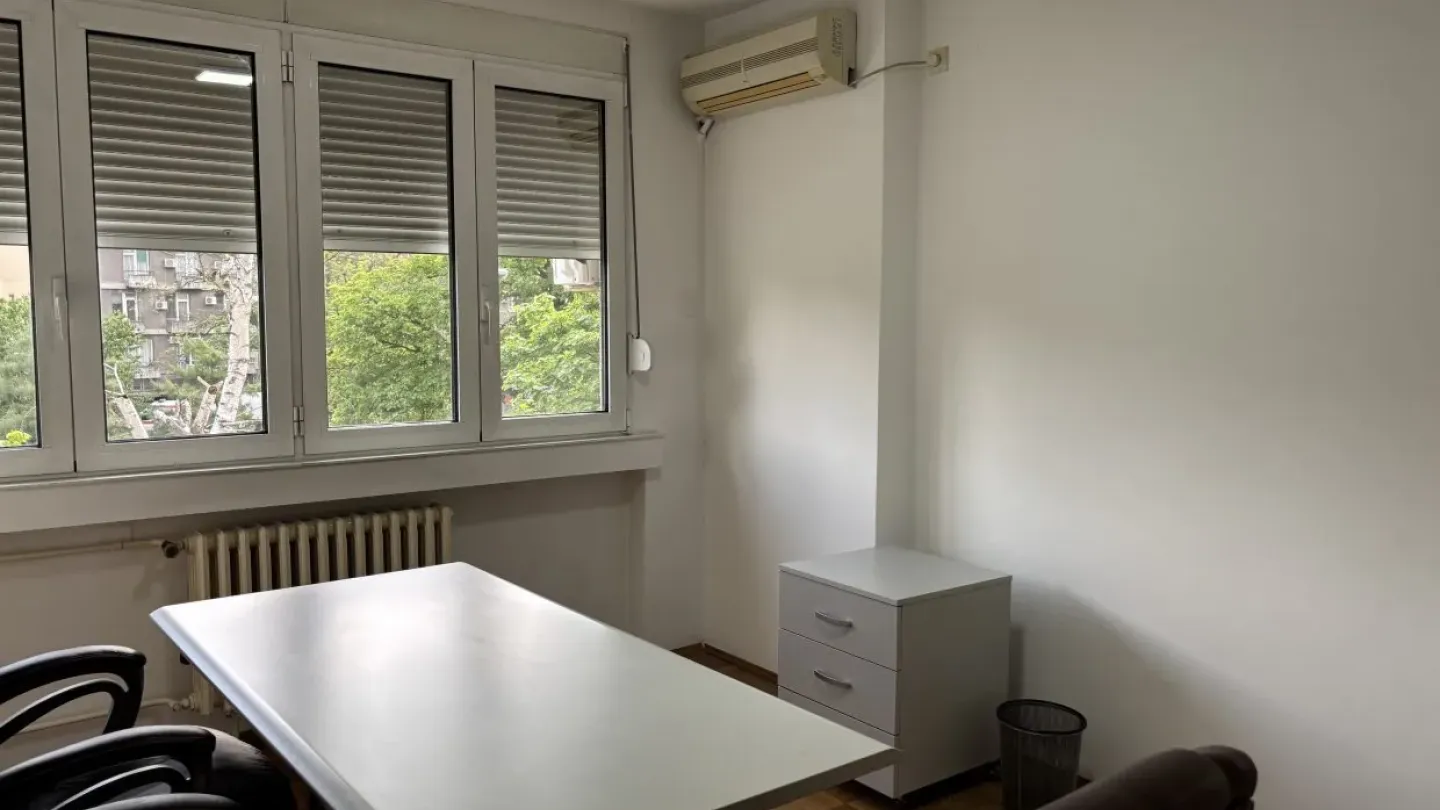Spacious 3 Bedroom Apartment for Sale – Belgrade’s Karađorjev Square - Image 3