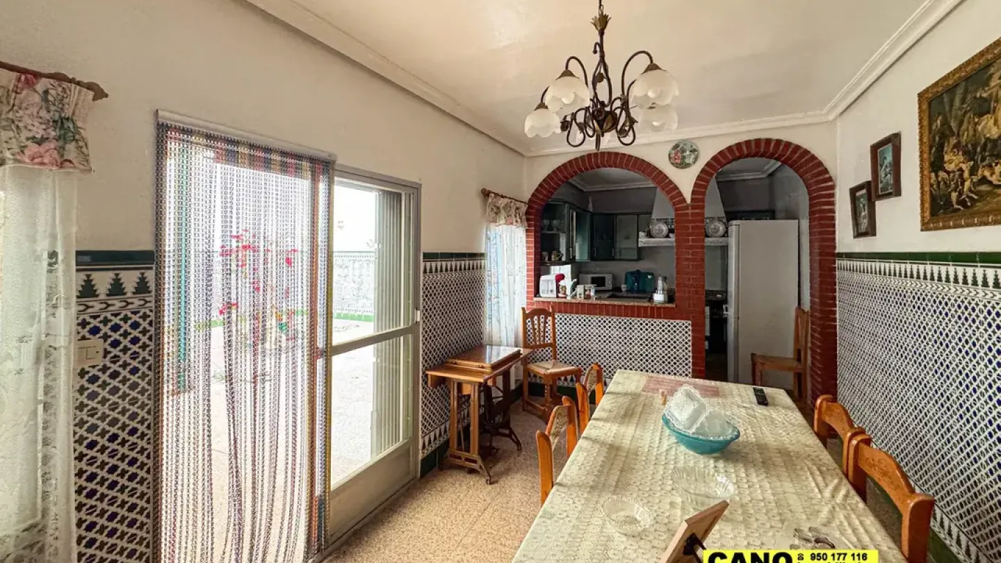 Spacious 4-Bedroom House in Viator with Porch and Garden for Sale - Image 2