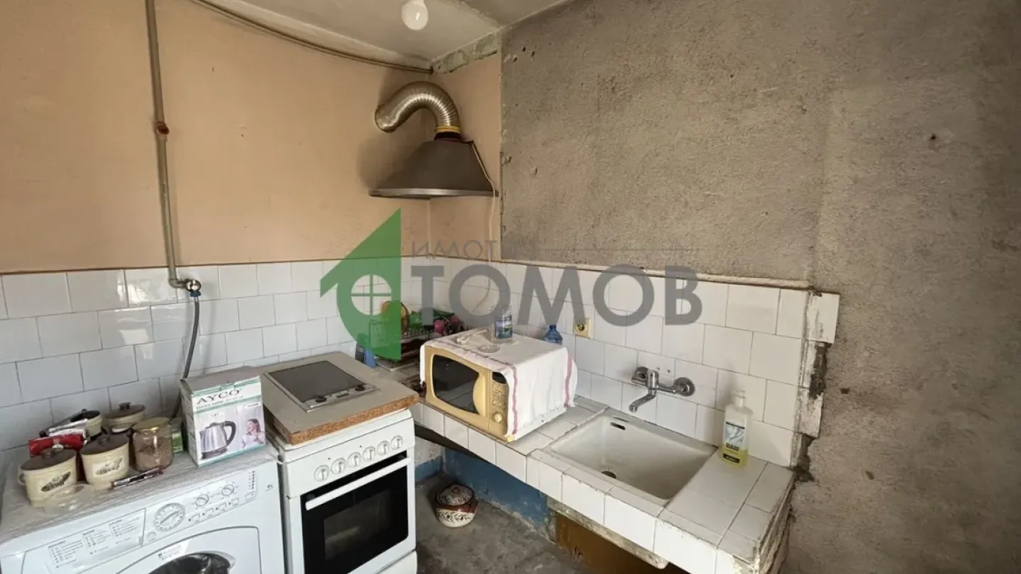 Spacious 3-Bedroom Apartment with Box in Stara Zagora - Image 1