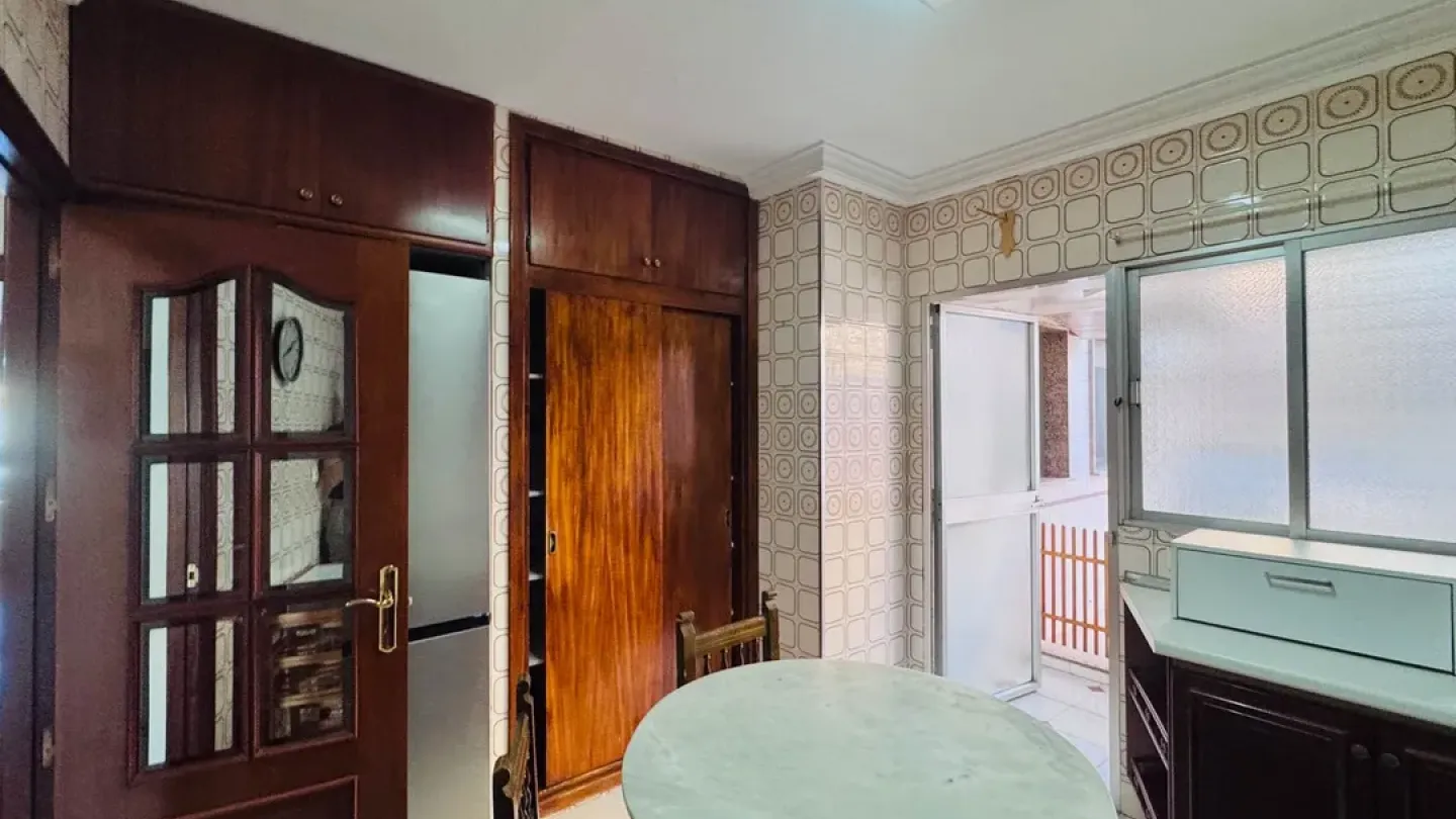 Spacious 4-Bedroom Apartment with Terrace in Almería, Spain - Image 4