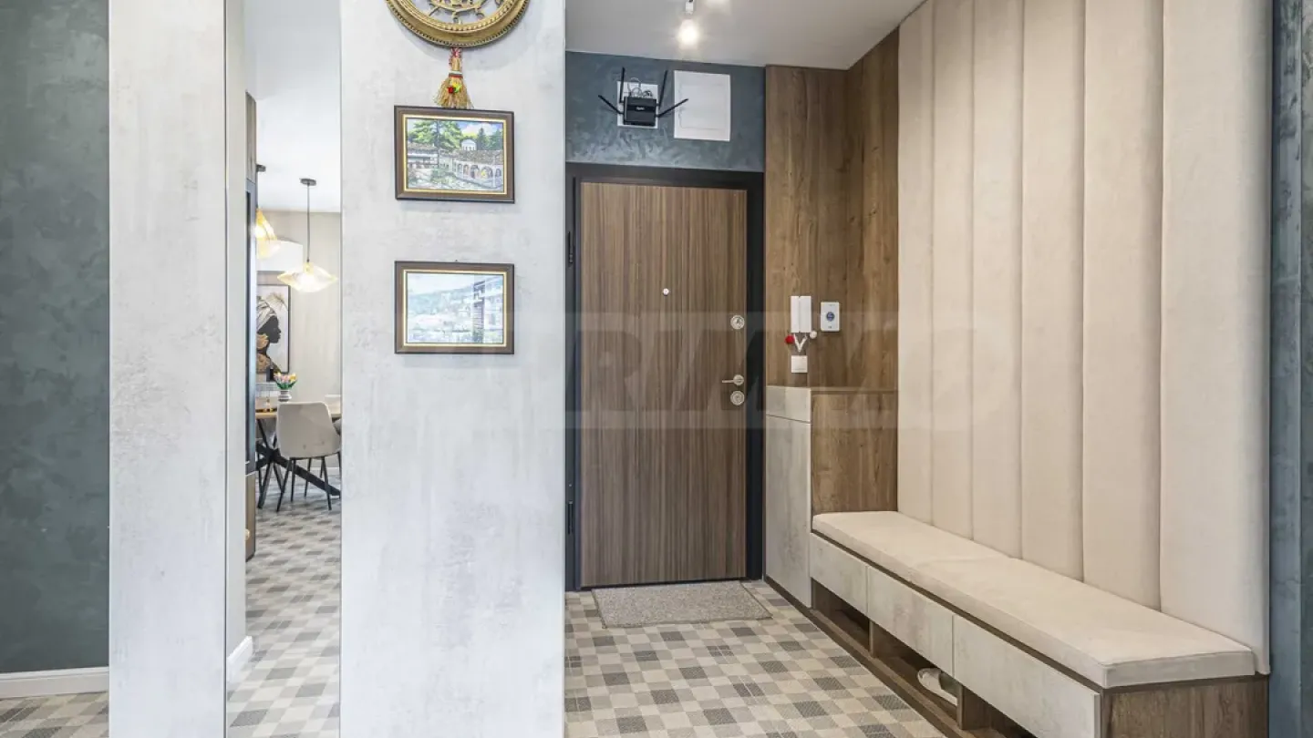 Spacious apartment with mountain views and three bedrooms. - Image 5