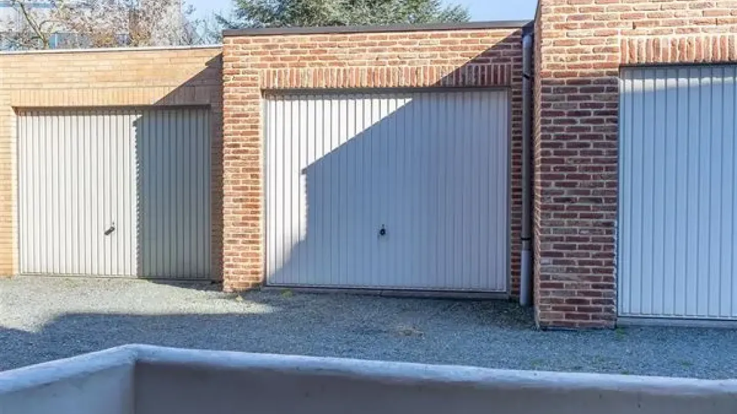 Spacious Apartment with Garage, Quiet Location Near Uccle Amenities - Image 1