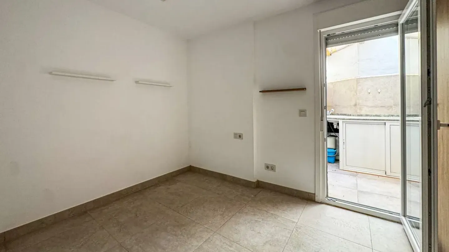 Spacious 3-Bedroom Apartment Near Beach in Roquetas de Mar - Image 2