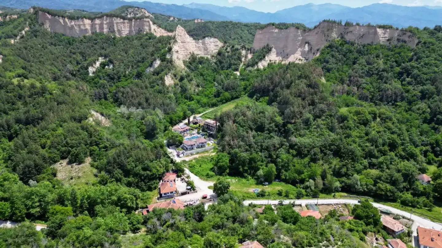 Spacious Mountain Home with Stunning Views – Rozhen, Bulgaria - Image 3