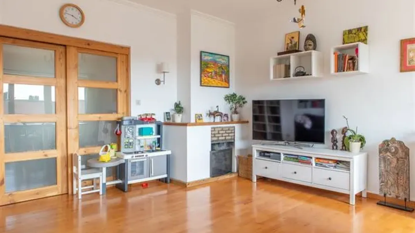 Bright Duplex Penthouse with Terrace in Green Ukkel, 3 Bedrooms - Image 3