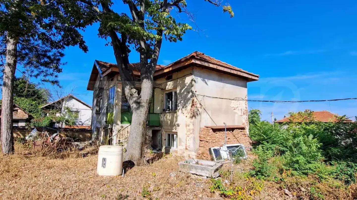 Spacious House with Large Garden Near Pleven, Bulgaria - 4 Bedrooms - Image 1