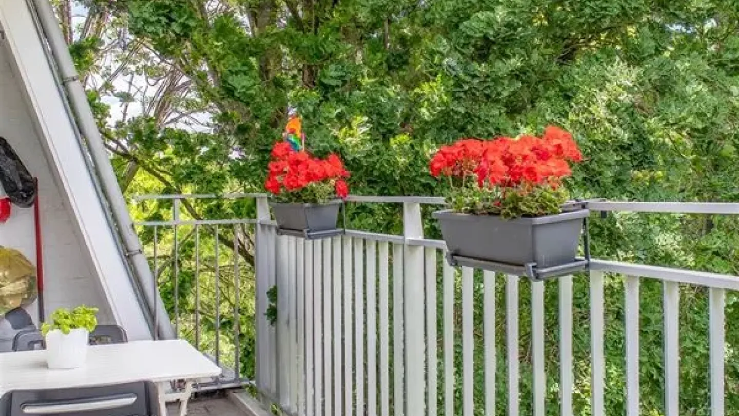 Bright Duplex Penthouse with Terrace in Green Ukkel, 3 Bedrooms - Image 2