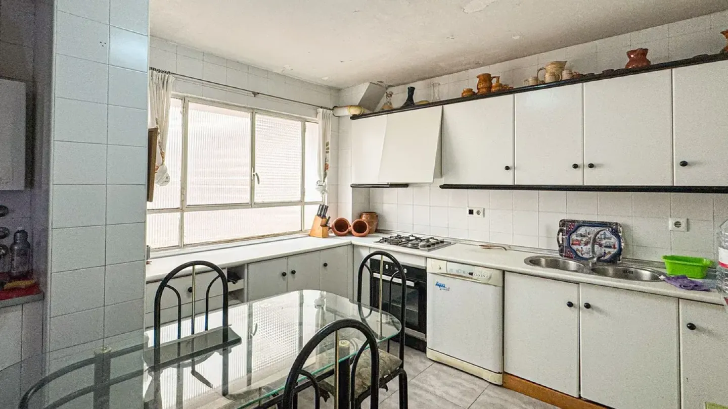 Spacious 4-Bedroom Apartment with Garage in Almería, Spain - Image 2