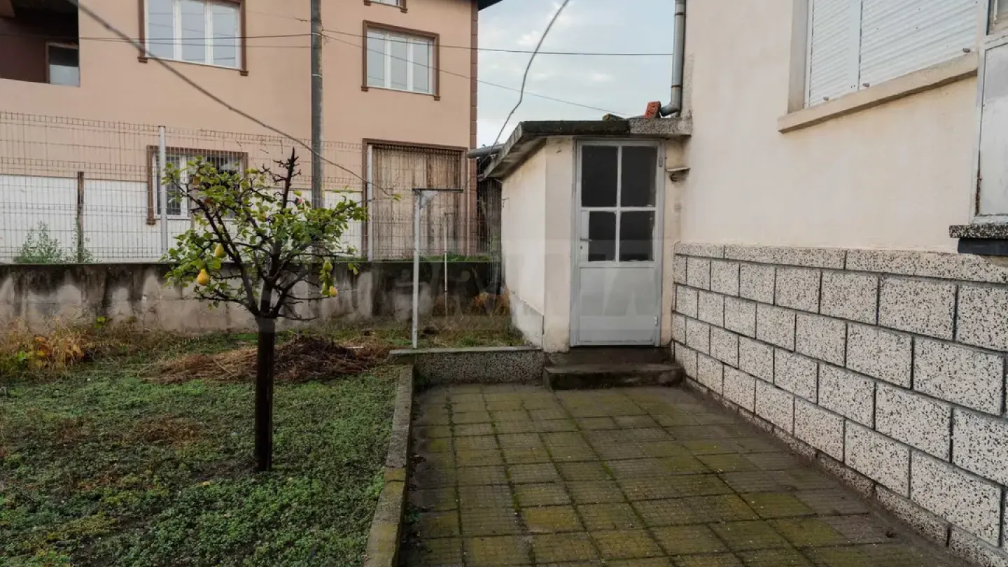 Spacious House with Extra Level & Garden in Bulgaria - Image 2