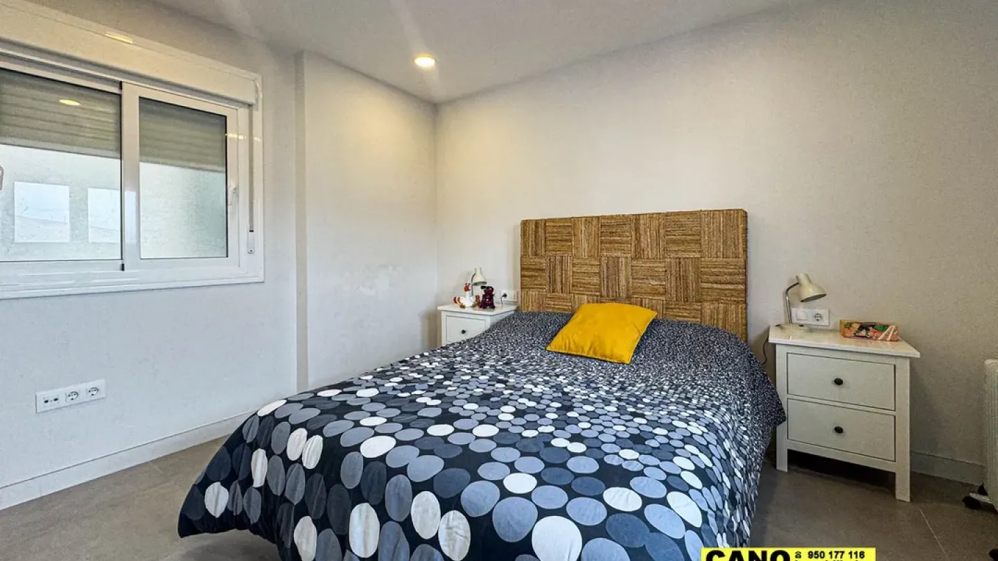 Spacious, Renovated Apartment with Stunning Sea Views in Almería - Image 3