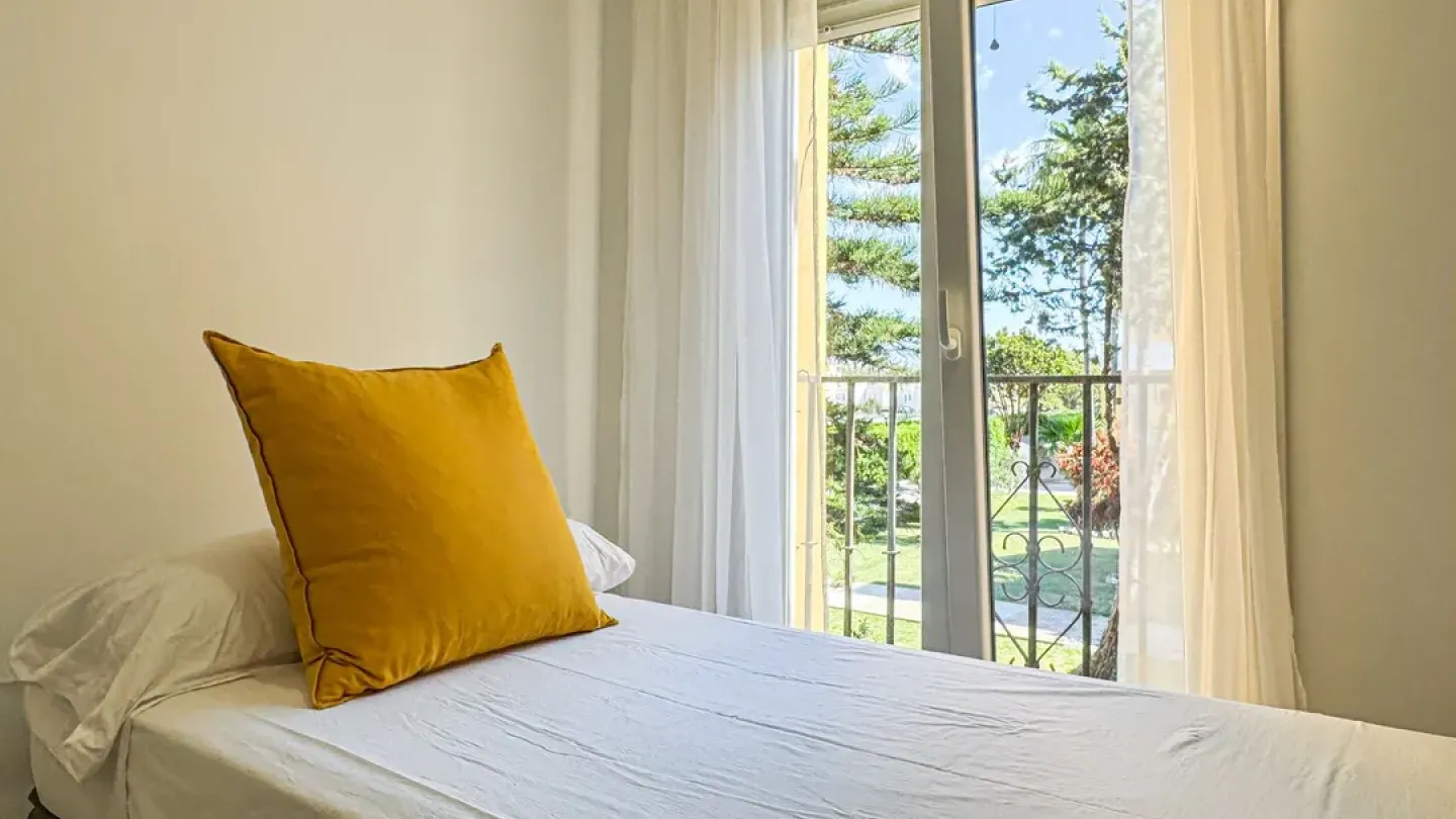 Spacious 3-Bedroom Apartment Near Beach in Roquetas de Mar - Image 5