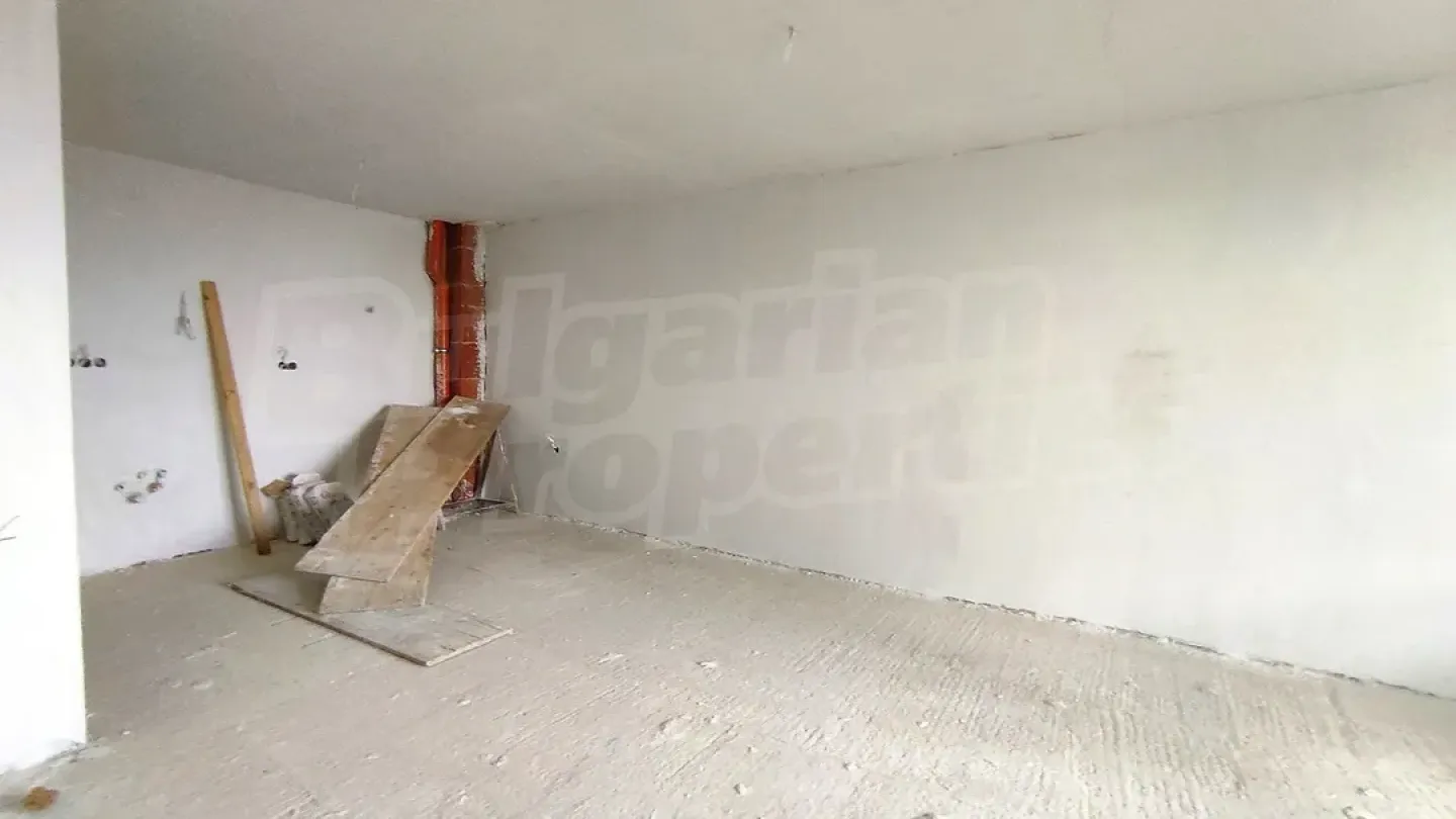 Spacious Two-Bedroom Apartment in Kazanski District, Stara Zagora - Image 4