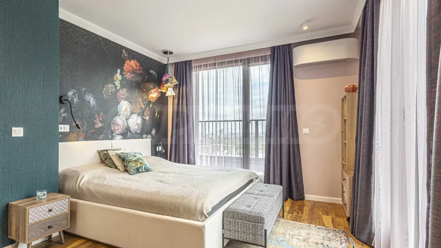 Spacious apartment with mountain views and three bedrooms. - Image 4