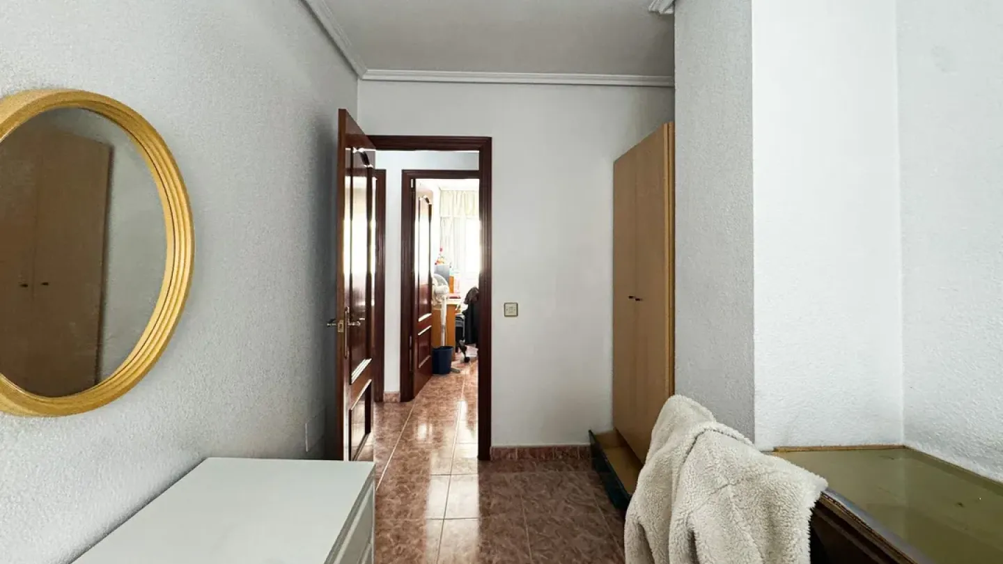 Spacious 4 Bedroom Apartment with Garage in Almería, Spain - Image 4