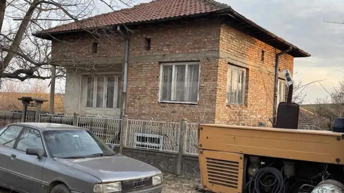 Spacious Two-Story House in Vinarovo, Bulgaria - Image 2