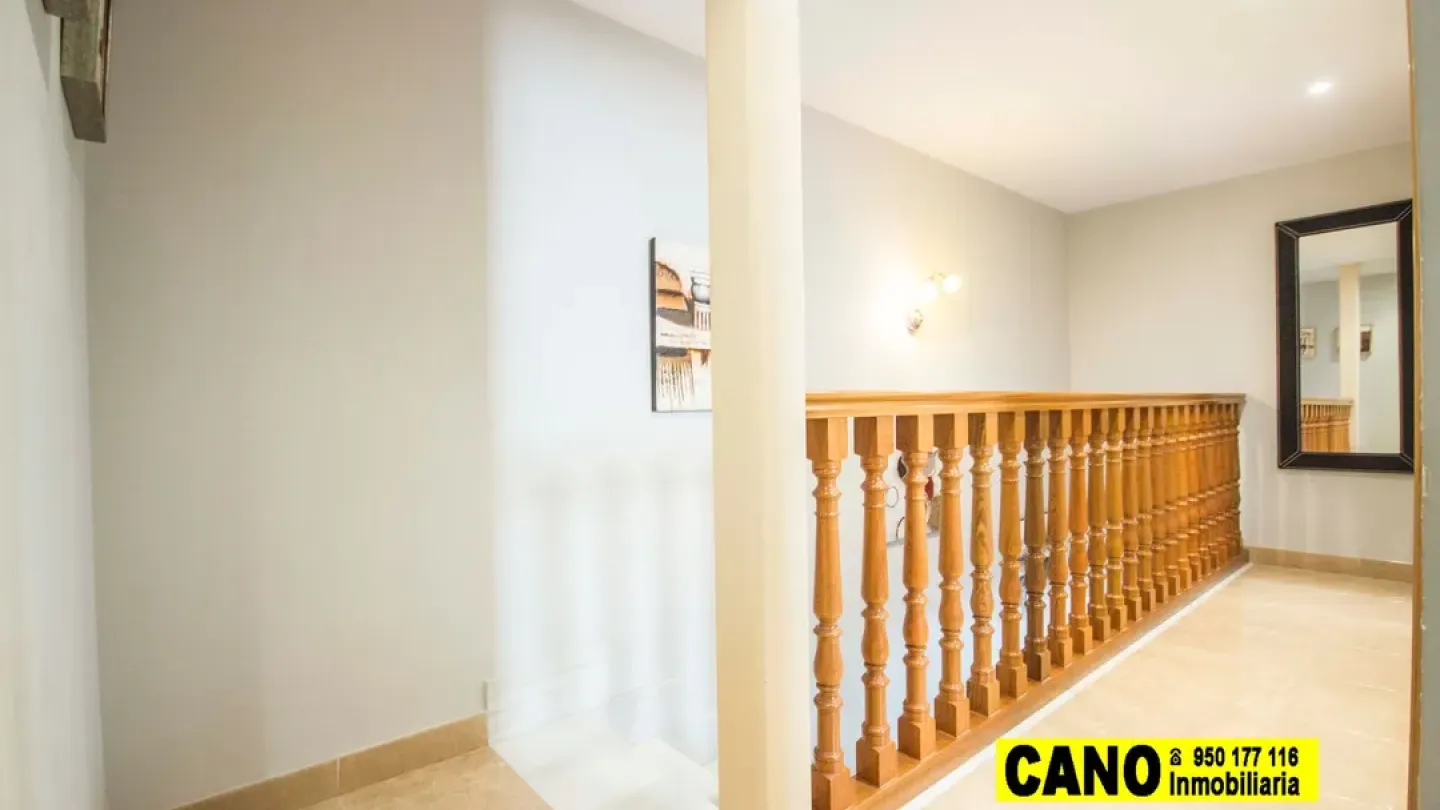 Spacious Triplex in Villablanca, Almería - 5 Bedrooms, 3 Bathrooms - Image 4