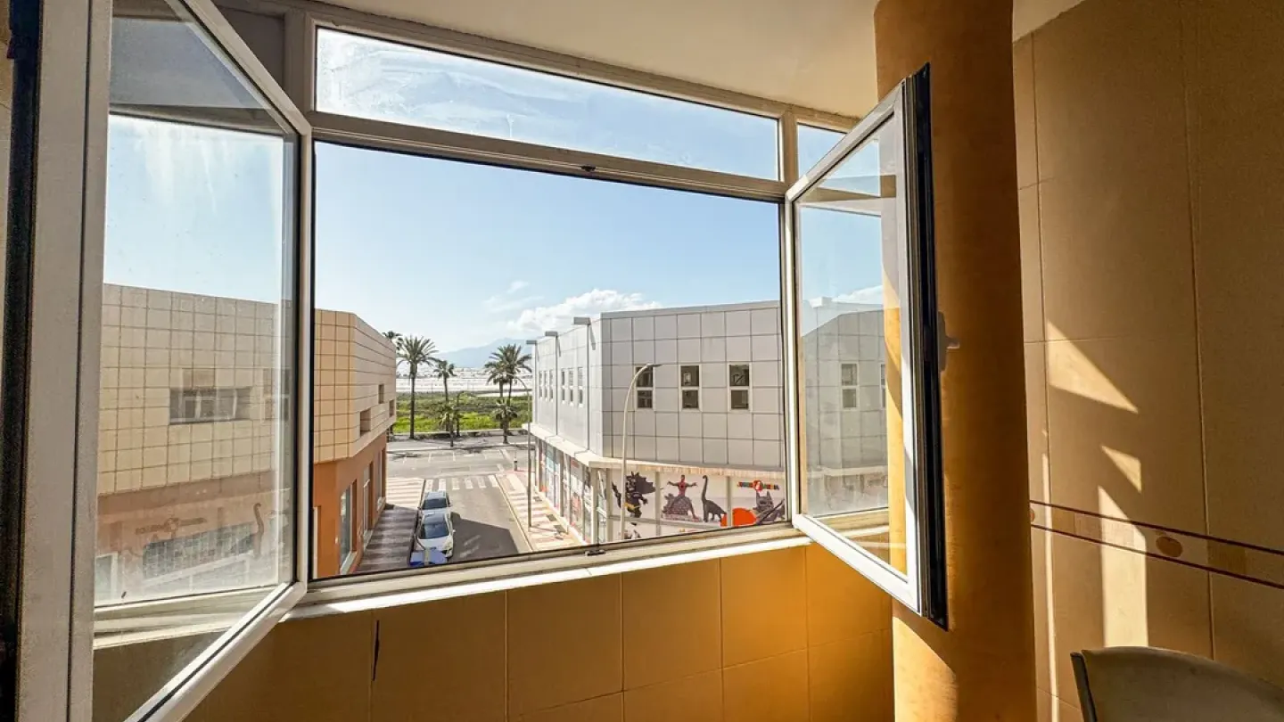 Spacious 3-Bedroom Apartment in Las Salinas, Roquetas de Mar - Image 4