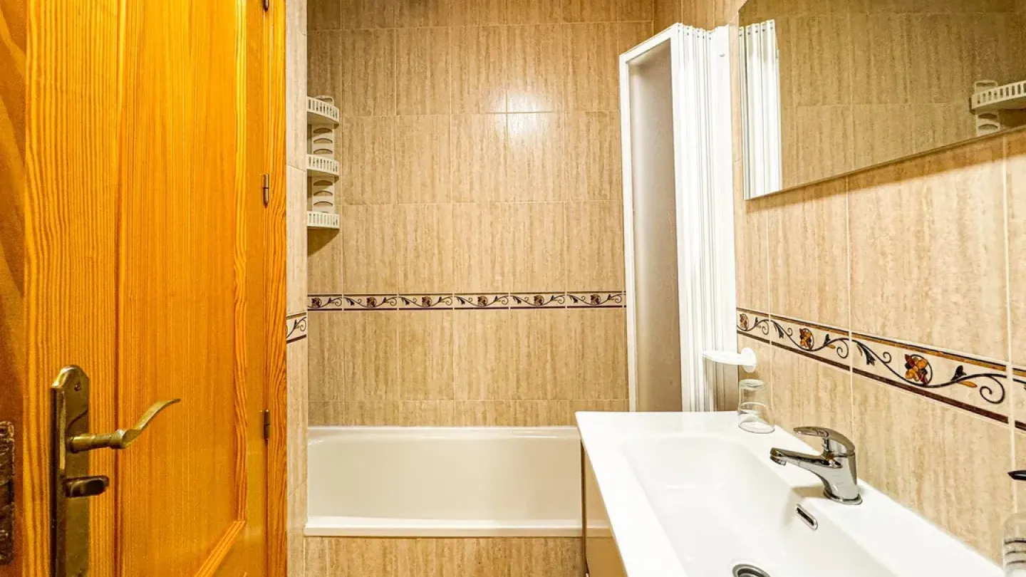 Spacious 3-Bedroom Apartment with Elevator in Beautiful Carboneras - Image 3