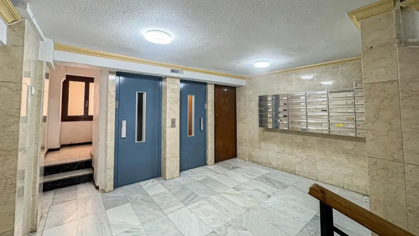 Spacious 2-Bedroom Apartment with Terrace in Almería City - Image 4