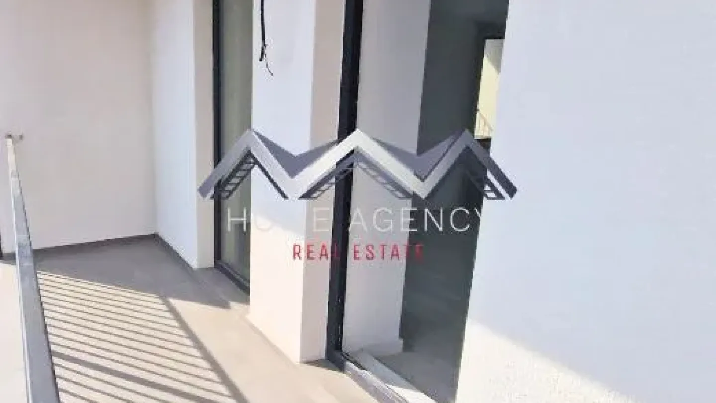 Spacious 3-Bedroom Apartment in Central Otopeni for Sale - Image 5