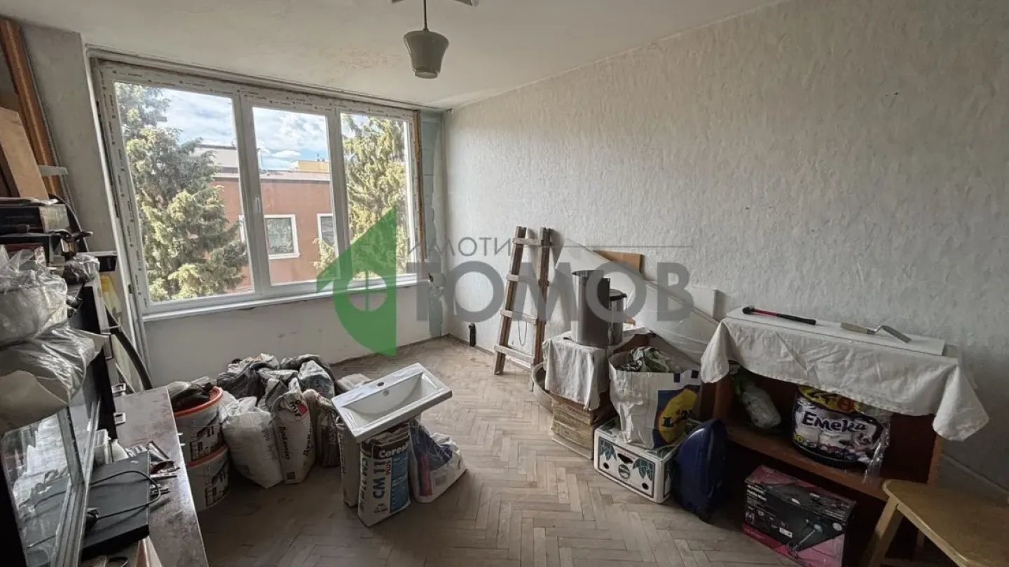 Spacious 3-Bedroom Apartment with Box in Stara Zagora - Image 5
