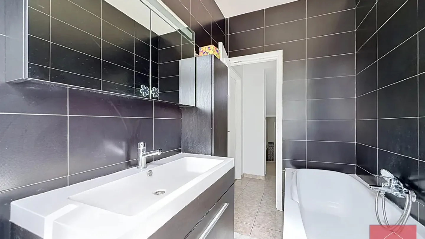 Charming Family Home in Jette: 4 Bedrooms, 2 Bathrooms - Image 5