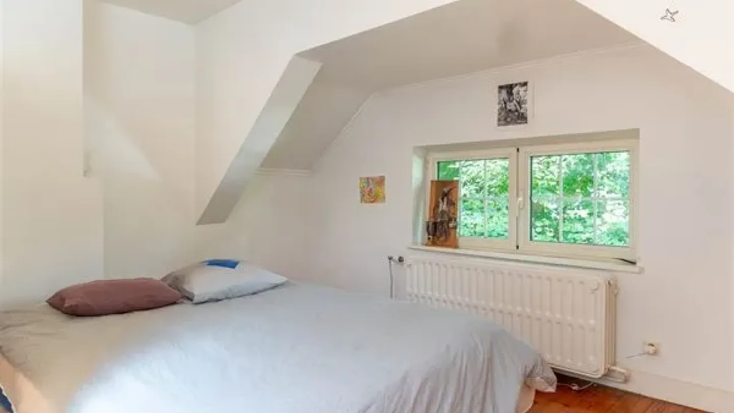 Spacious 6-Bedroom Villa in Quiet Ukkel with Garden & Garage - Image 4