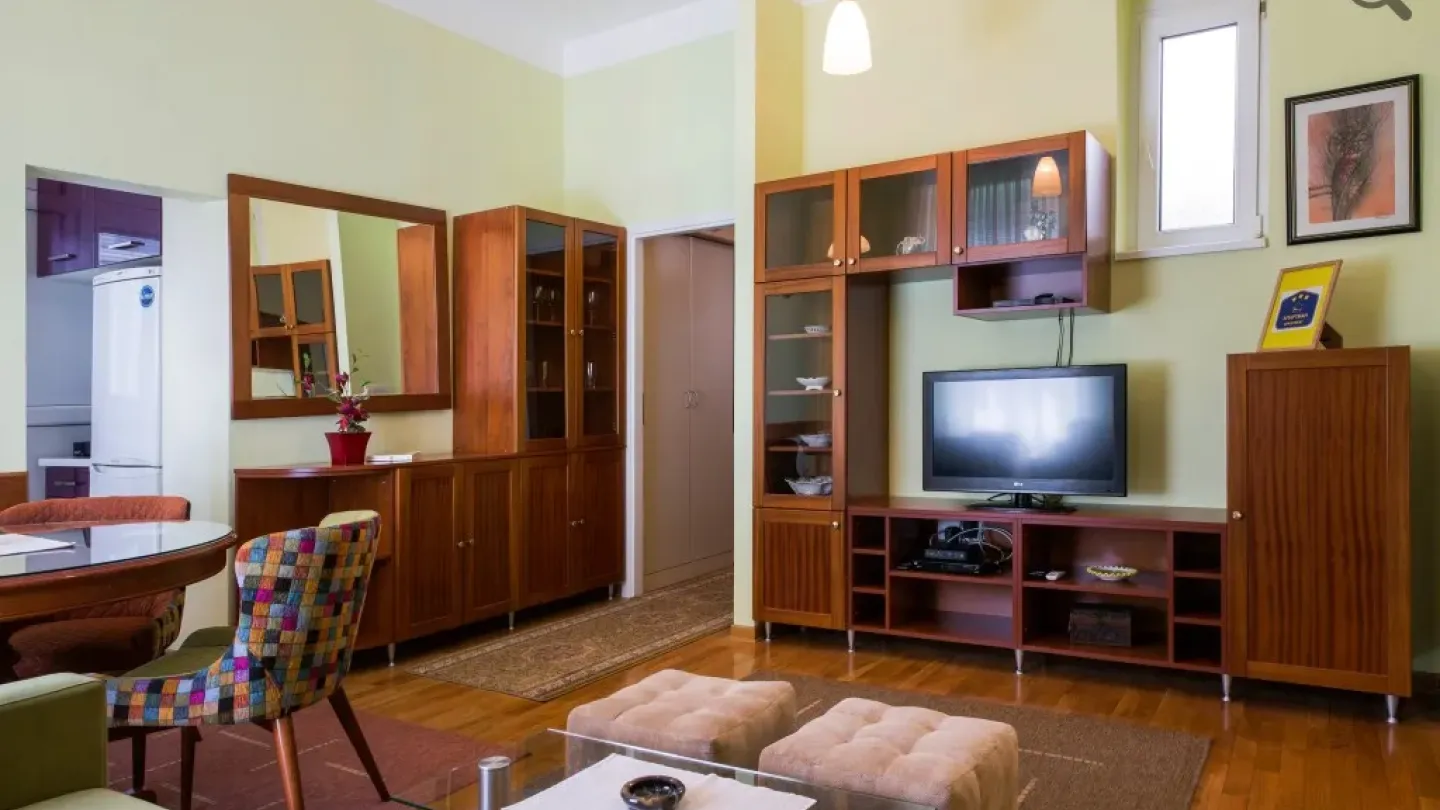Charming 2-Bedroom Apartment in Belgrade's Obilic Promenade - Image 2