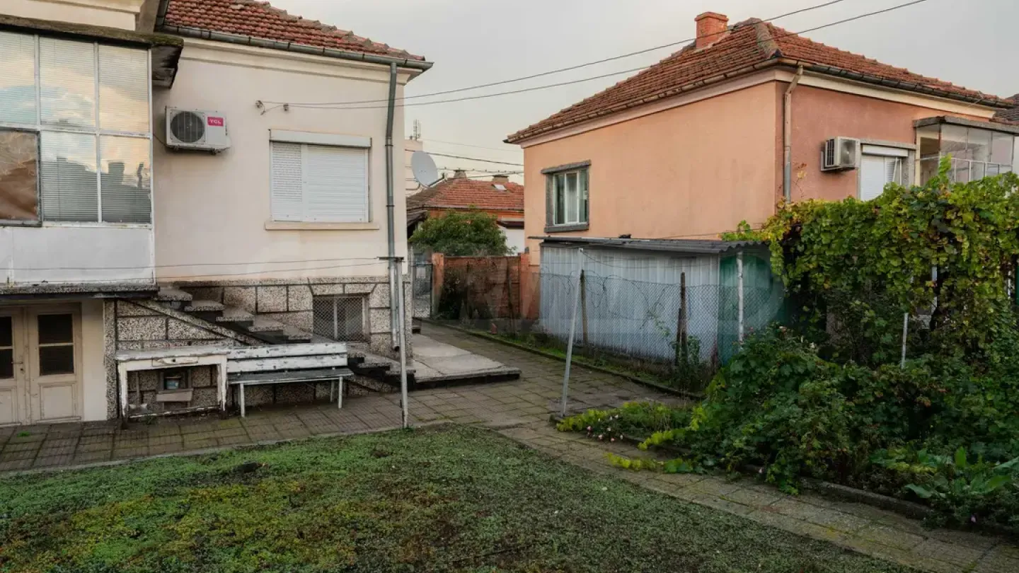 Spacious House with Extra Floor & Garden in Bulgaria - Image 3