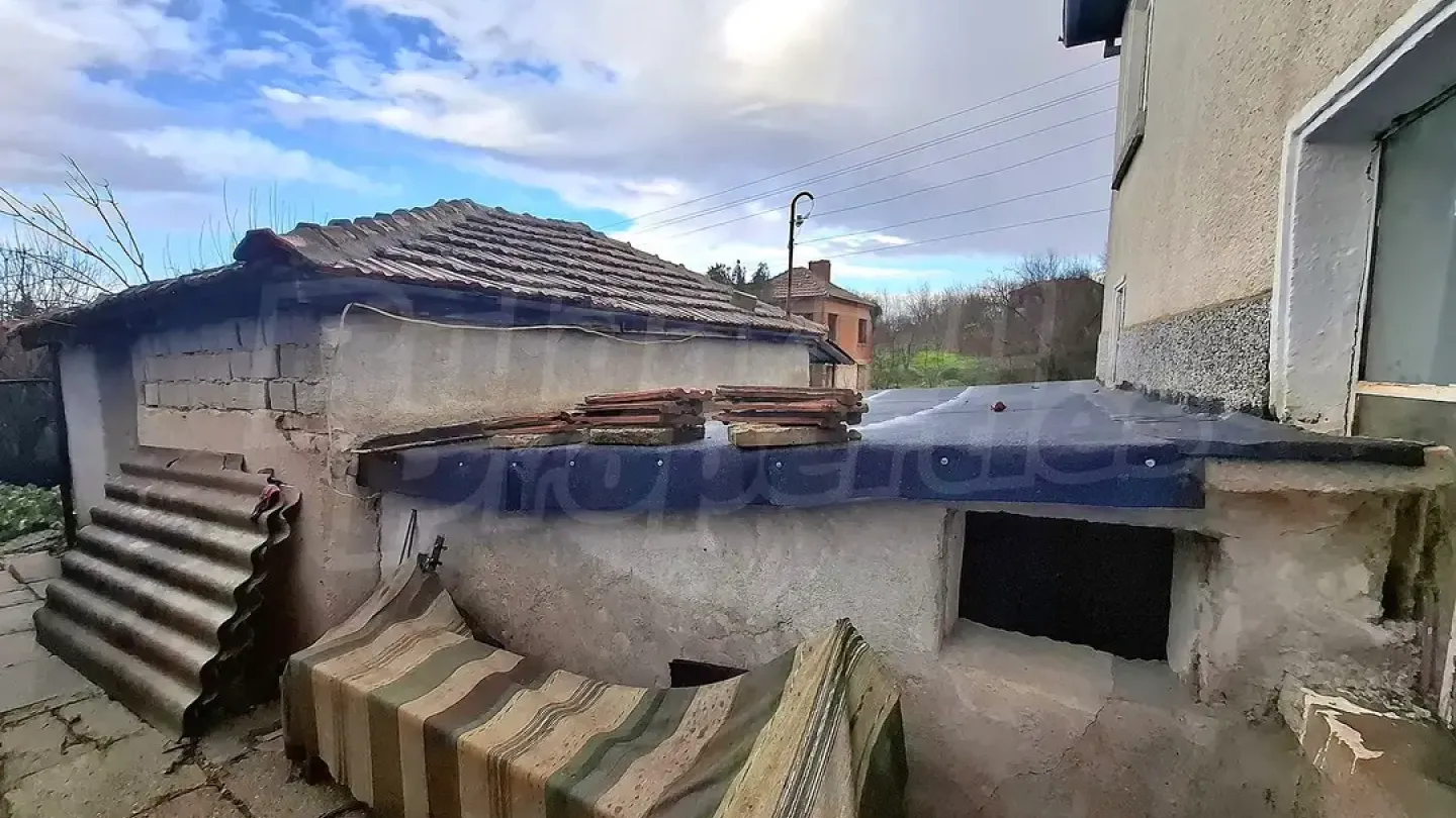 Spacious House with Former Shop in Peaceful Melnitsa Village - Image 2
