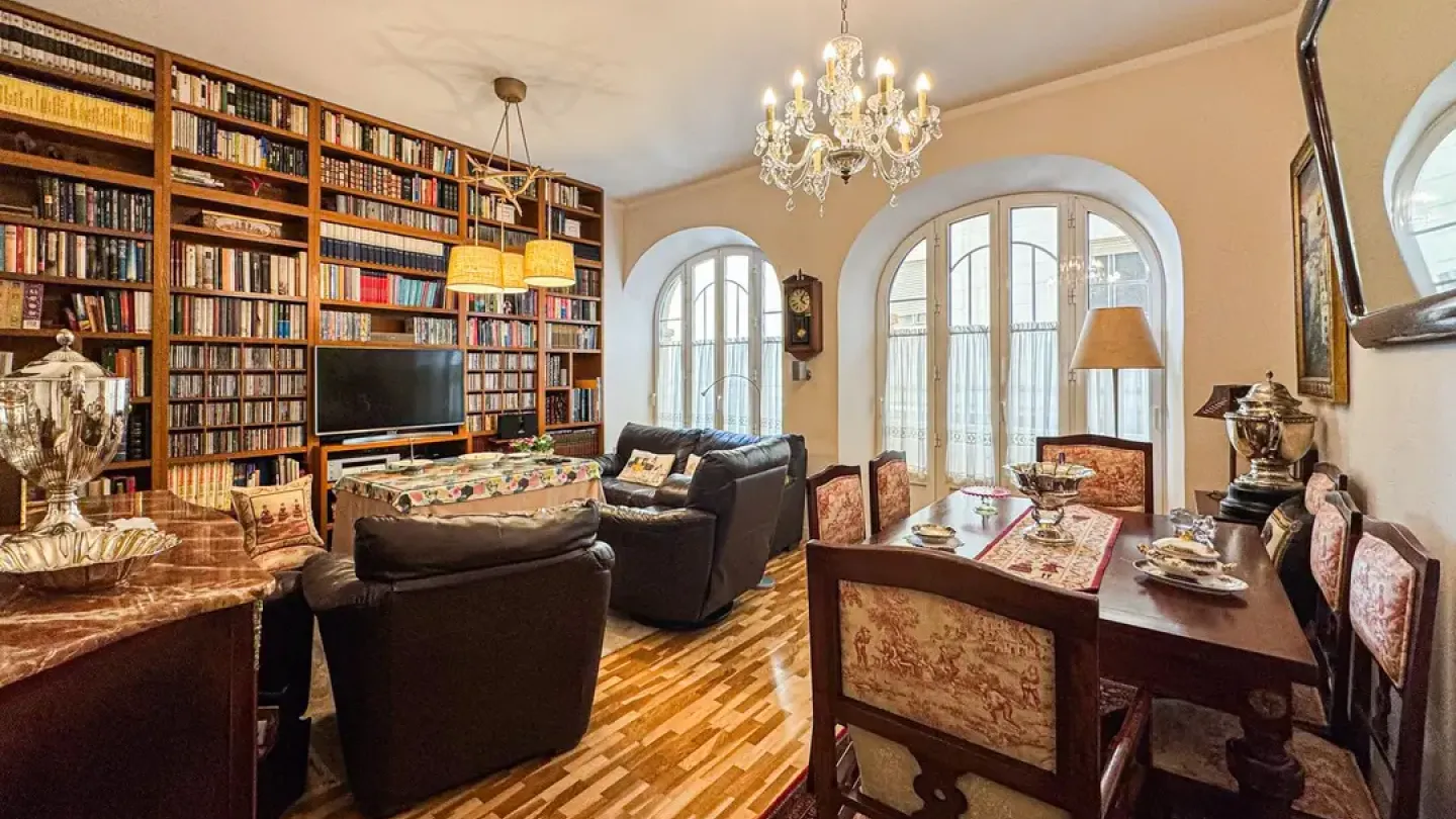 Historic Apartment in Almería - 3 Bedrooms, 2 Bathrooms, Elevator - Image 2