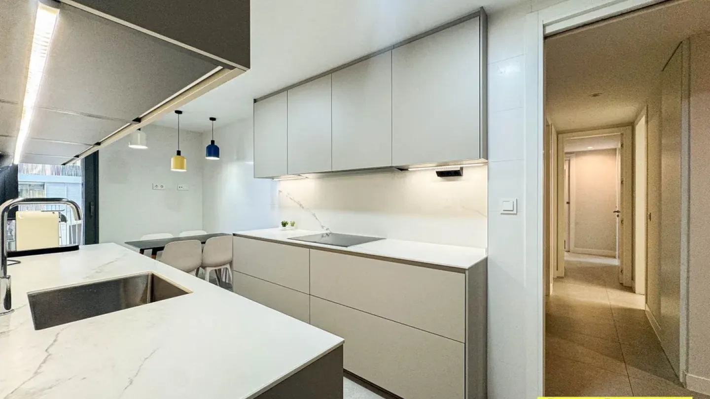 Stylish 3-Bedroom Apartment with Garage & Storage in Almería - Image 4