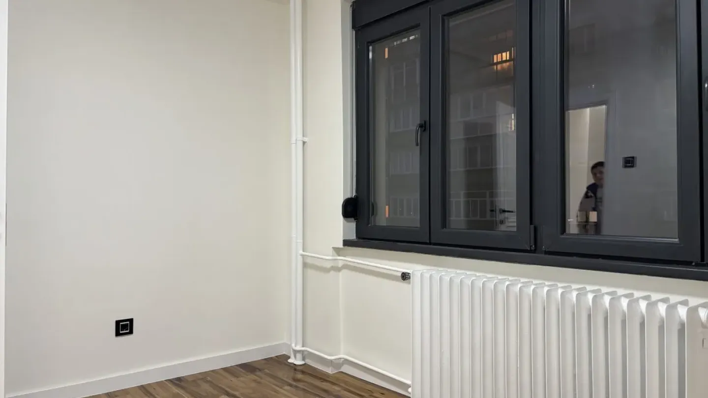 Luxurious Renovated 3-Bedroom Apartment in Vračar, Belgrade - Image 2