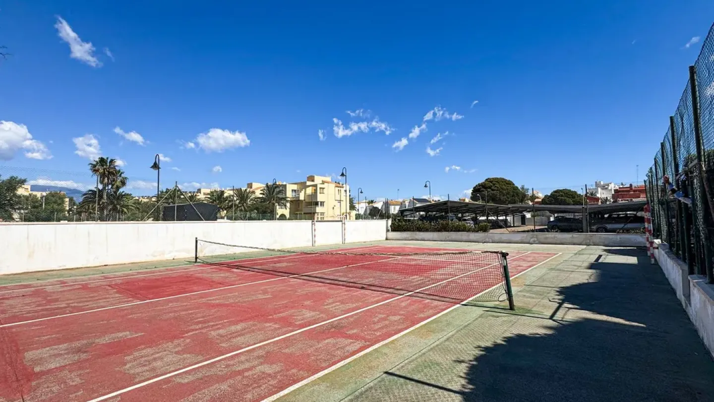 Spacious 3-Bedroom Apartment Near Beach in Roquetas de Mar - Image 3