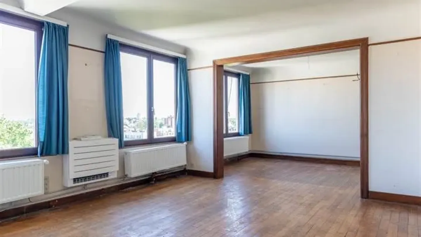Top Floor Apartment with Stunning Views in Forest – 3 Bedrooms - Image 5