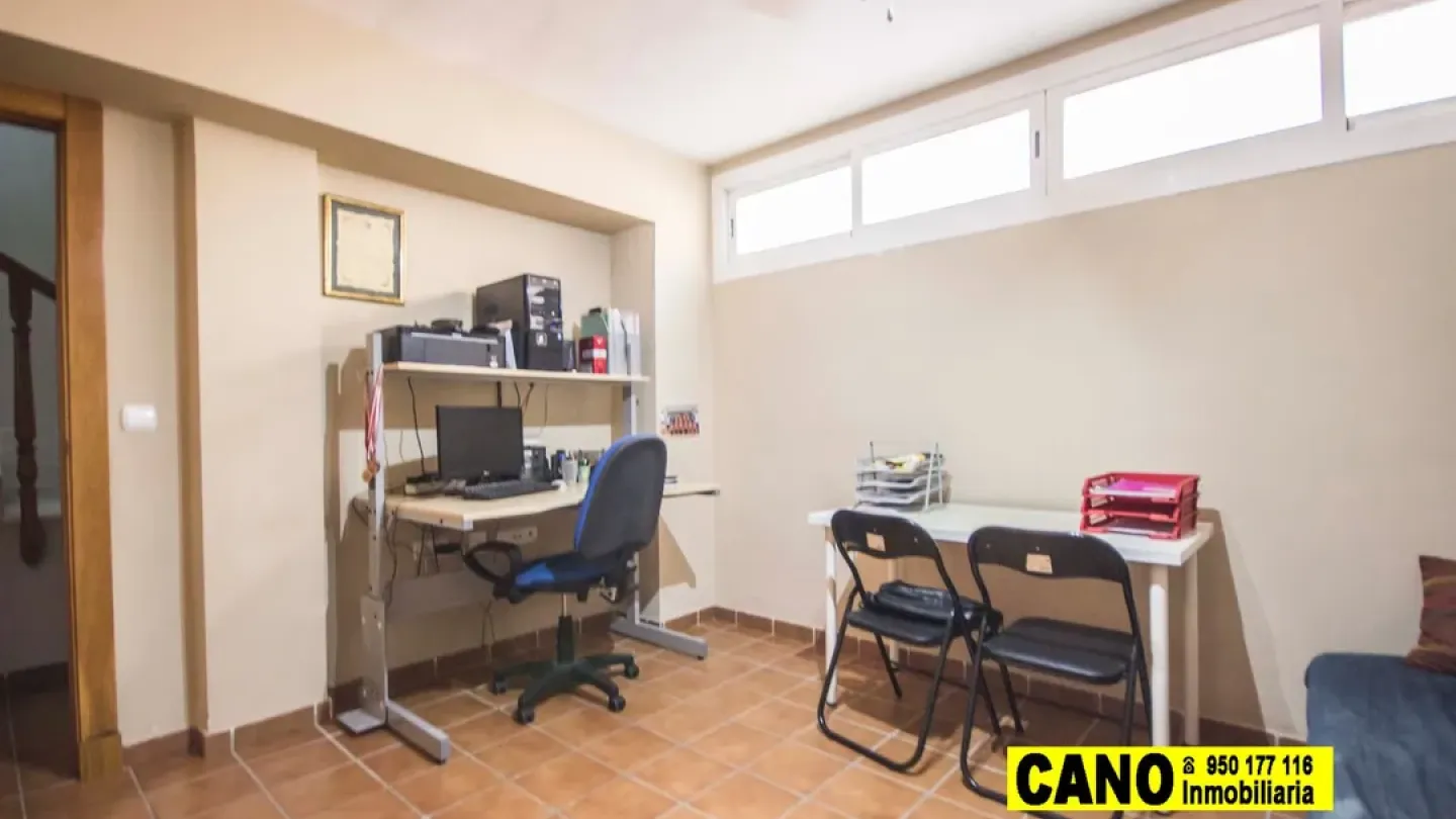 Spacious Triplex in Villablanca, Almería - 5 Bedrooms, 3 Bathrooms - Image 1