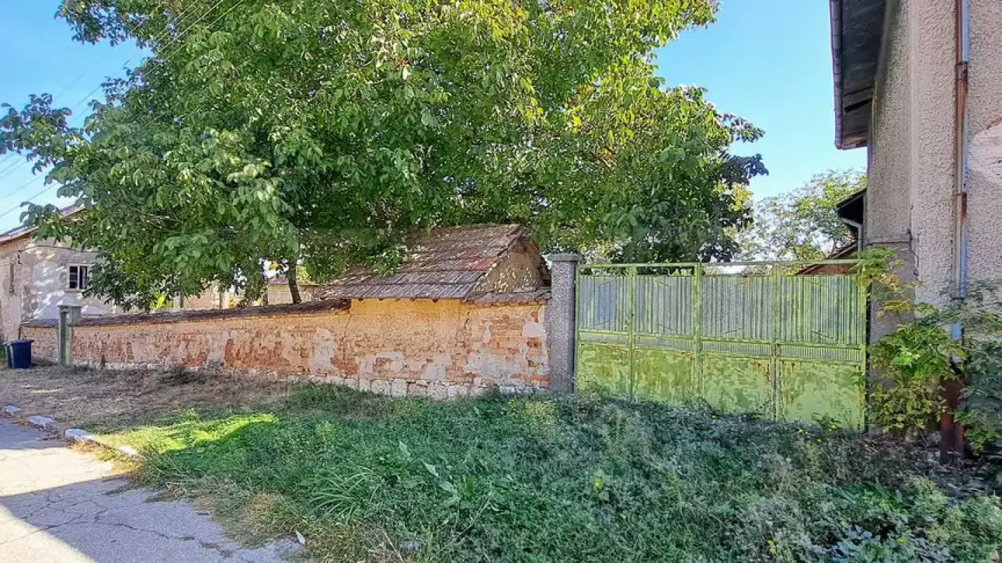 Spacious House with Large Garden Near Pleven, Bulgaria - 4 Bedrooms - Image 2