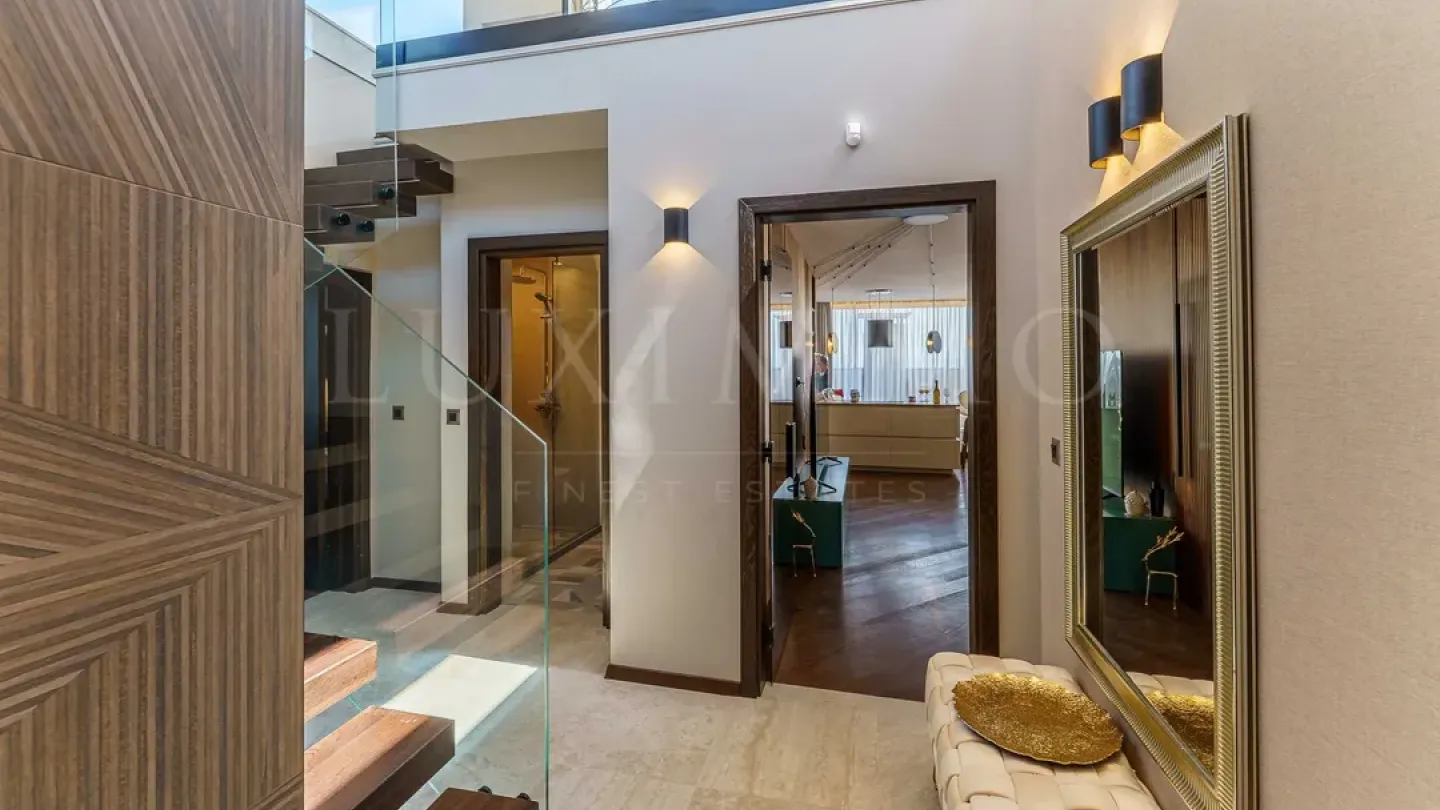 Luxury Maisonette with Mountain Views &amp; Two Parking Spaces - Image 1
